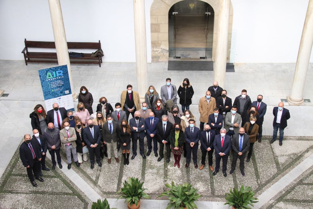 Foto de familia en el Hospital Real de Granada del consorcio andaluz de inteligencia artificial Air Andalusia