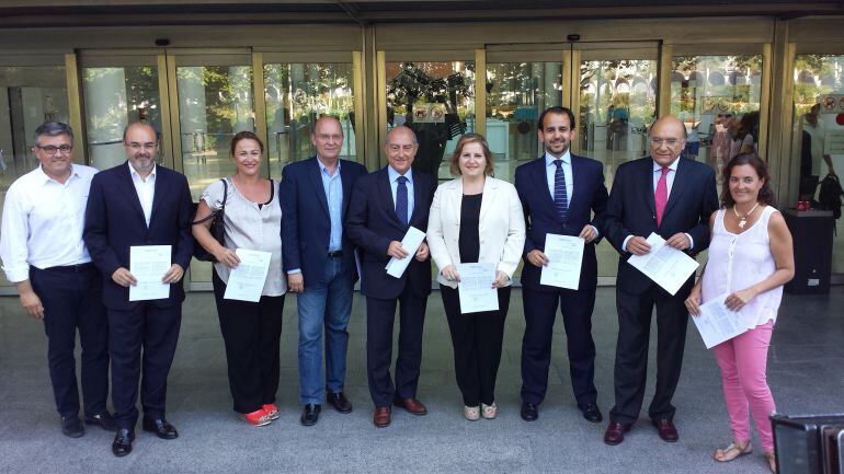 Foto de archivo: Concejales del Partido Popular recogiendo su acta municipal tras la elecciones del 2015