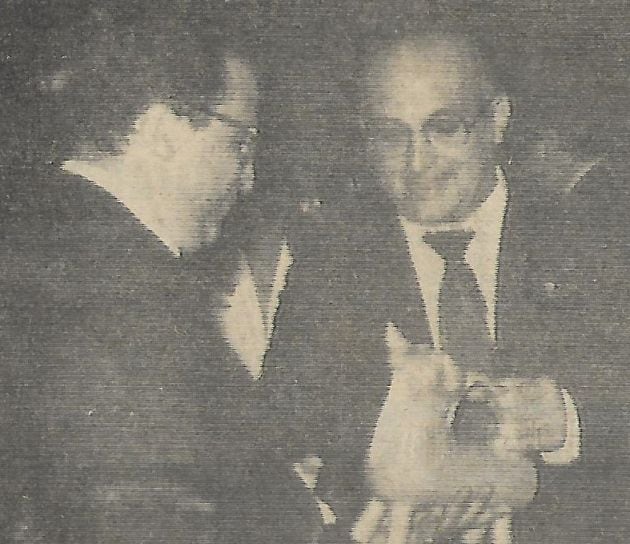 El alcalde Moya entrega el toro ibérico de Cuenca al alcalde de Taxco, 1979.