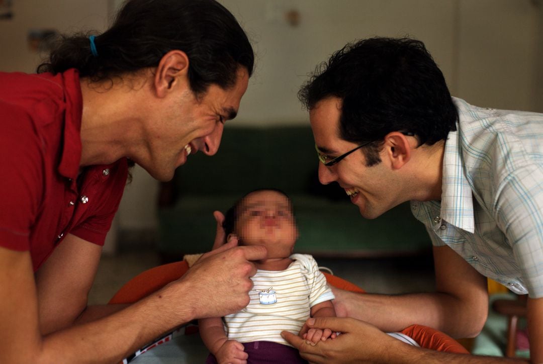 Jonathan y Omer con su bebé. 