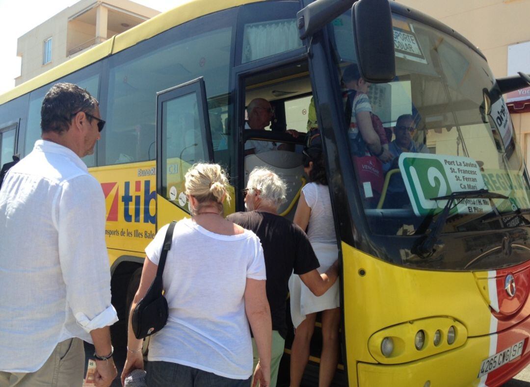 Viajeros subiendo a un autobús en Formentera