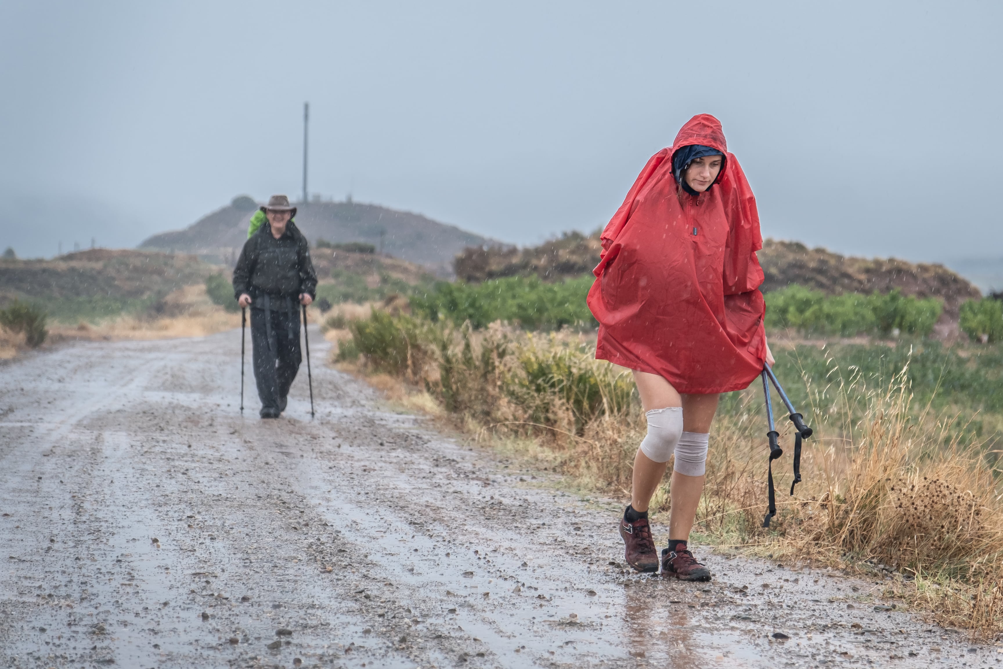 Nájera (LA RIOJA), 2/9/2023.- A pesar de la inclemencias meteorológicas los peregrinos continuan su camino a Santiago a su paso por Nájera este sábado. EFE/Fernando Díaz
