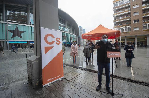 El candidato de Ciudadanos (Cs) a la Presidencia de la Comunidad de Madrid, Edmundo Bal interviene en las inmediaciones del Wizink Center