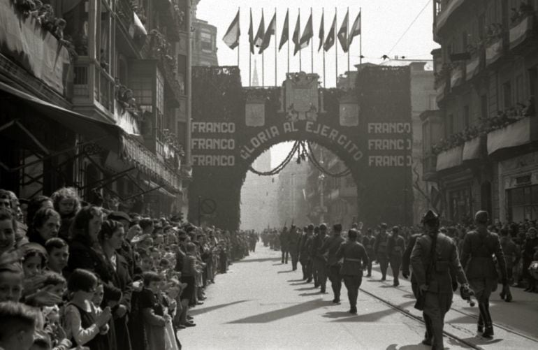 Acto castrense en la plaza de Zuloaga y en los jardines de Alderdi-Eder durante 1939