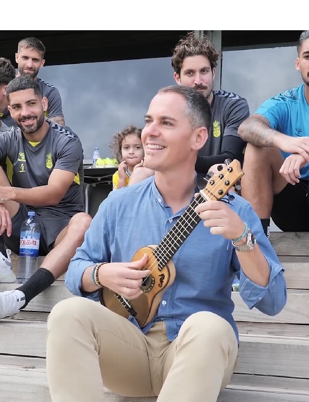 Germán López tocando el himno de la UD Las Palmas con su timple. FACEBOOK