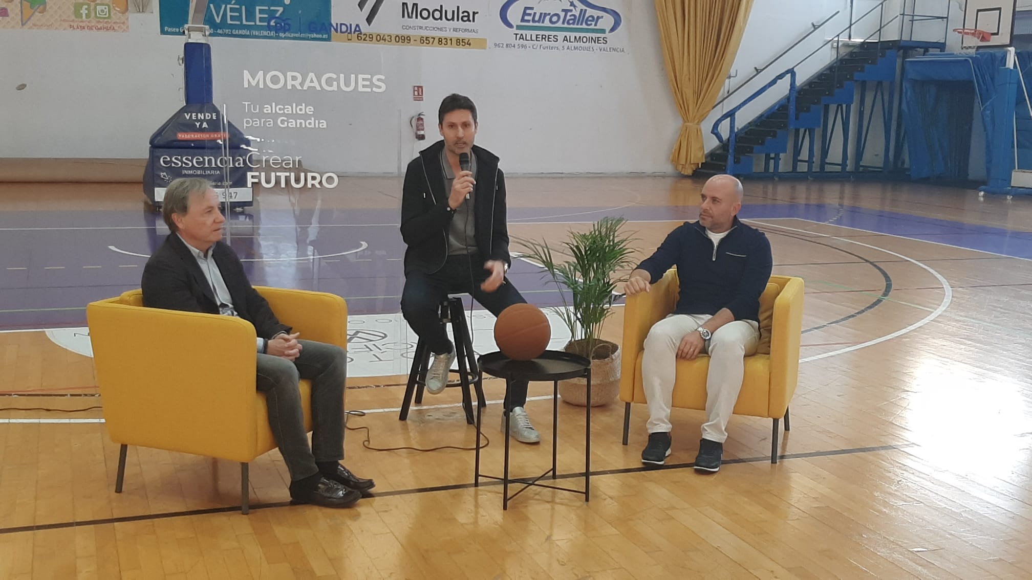 Juan Carlos Moragues, Ximo Mas y Víctor Rubio en el polideportivo de Gandia.