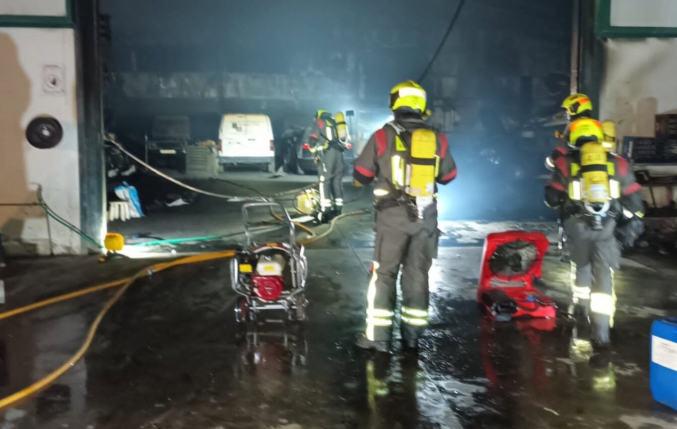Arde una nave industrial y varios vehículos en Cortes de la Frontera