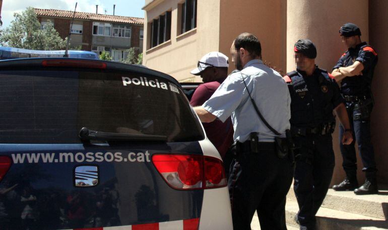 Els Mossos d'Esquadra s'emporten detingut un entrenador d'atletisme acusat del subministrament de substàncies dopants