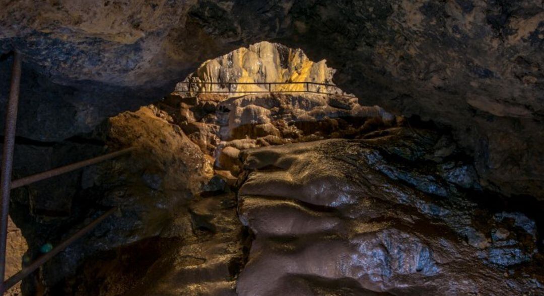 Interior de la mina de la Cueva del Hierro, en Cuenca.