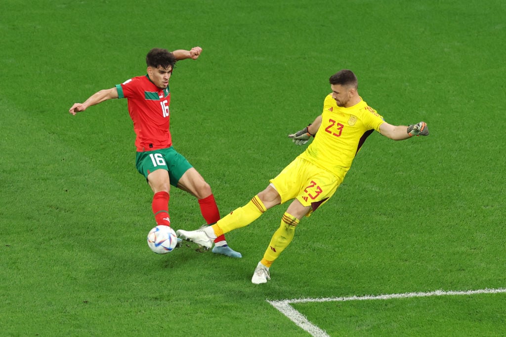 Unai Simón despeja una bola en el Marruecos - España el Mundial de Qatar.