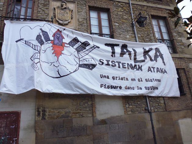 Talka, pancarta que cubre la fachada del palacio