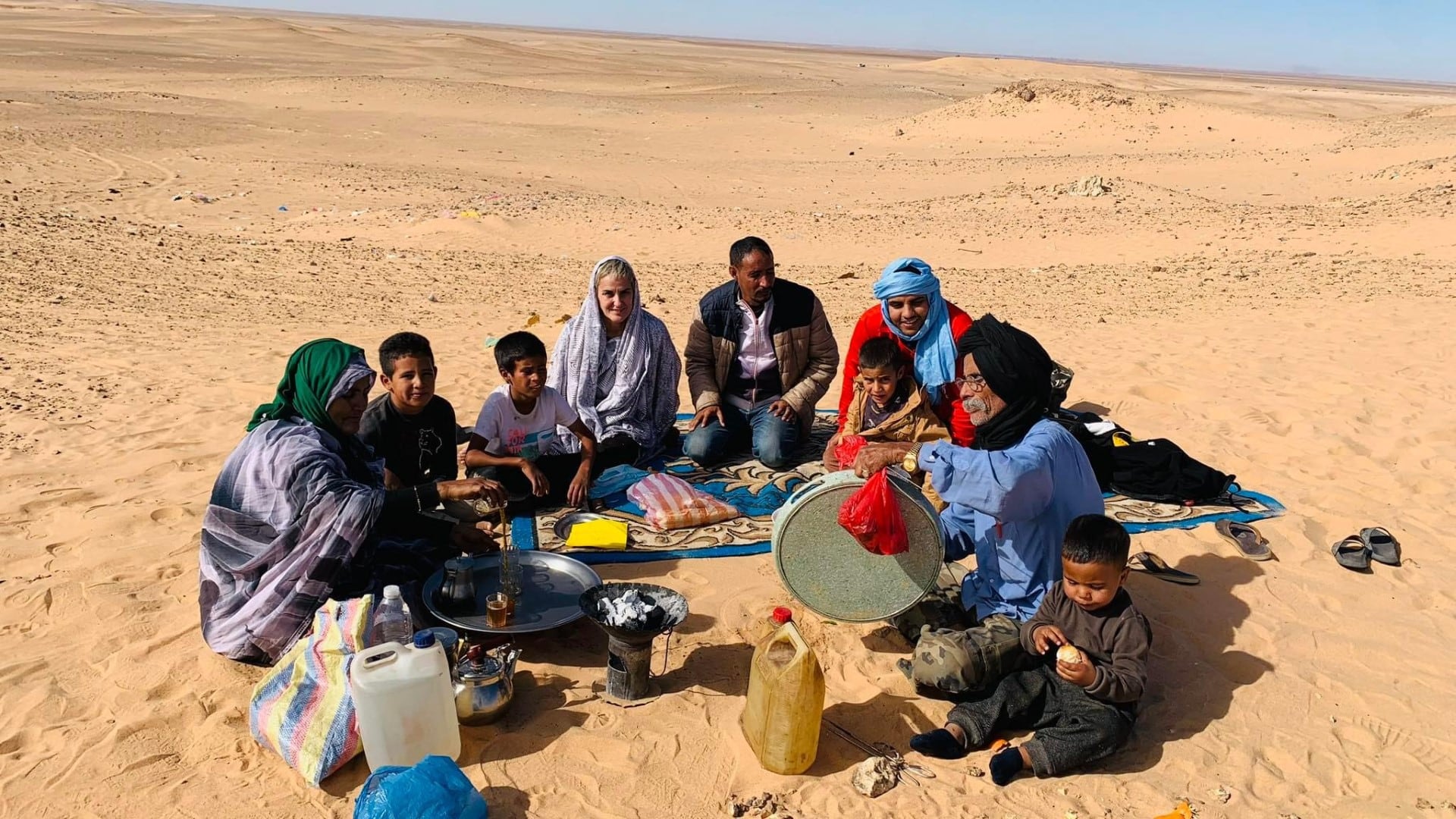 Dalila, en el centro de la imagen, junto a refugiados sahararuis en Tinduf