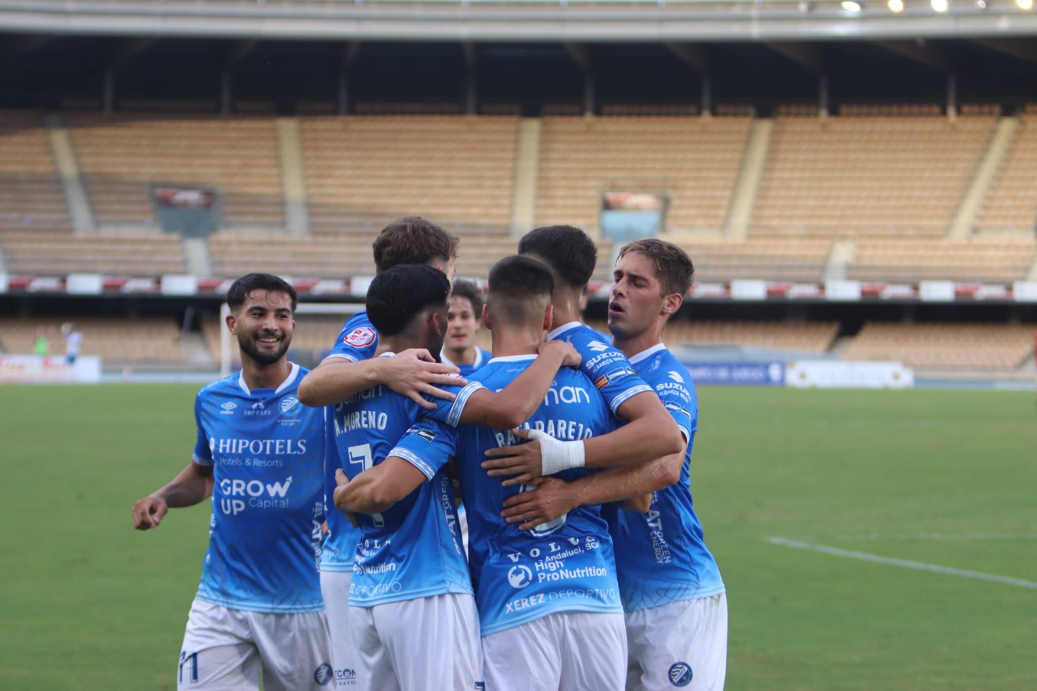 Jugadores del Xerez DFC celebran el gol de Rafa Parejo