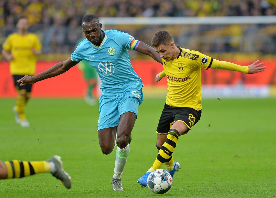 Guilavogui y Thorgan Hazard durante el Borussia Dortmund-Wolfsburgo de la primera vuelta