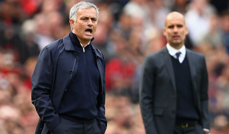 Mourinho y Guardiola, en el primer duelo que les enfrentó en la Premier League.