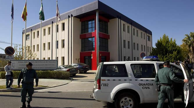 Miembros de la Guardia Civil custodian la entrada del Patronato de Recaudación Provincial de Málaga.