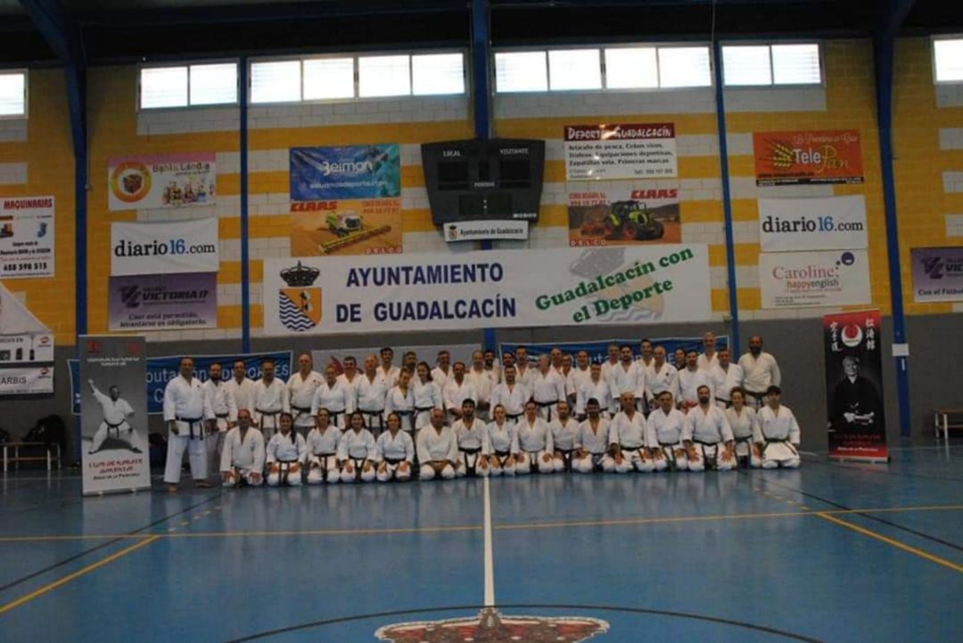 Imagen de los alumnos que participaron en el curso de kárate