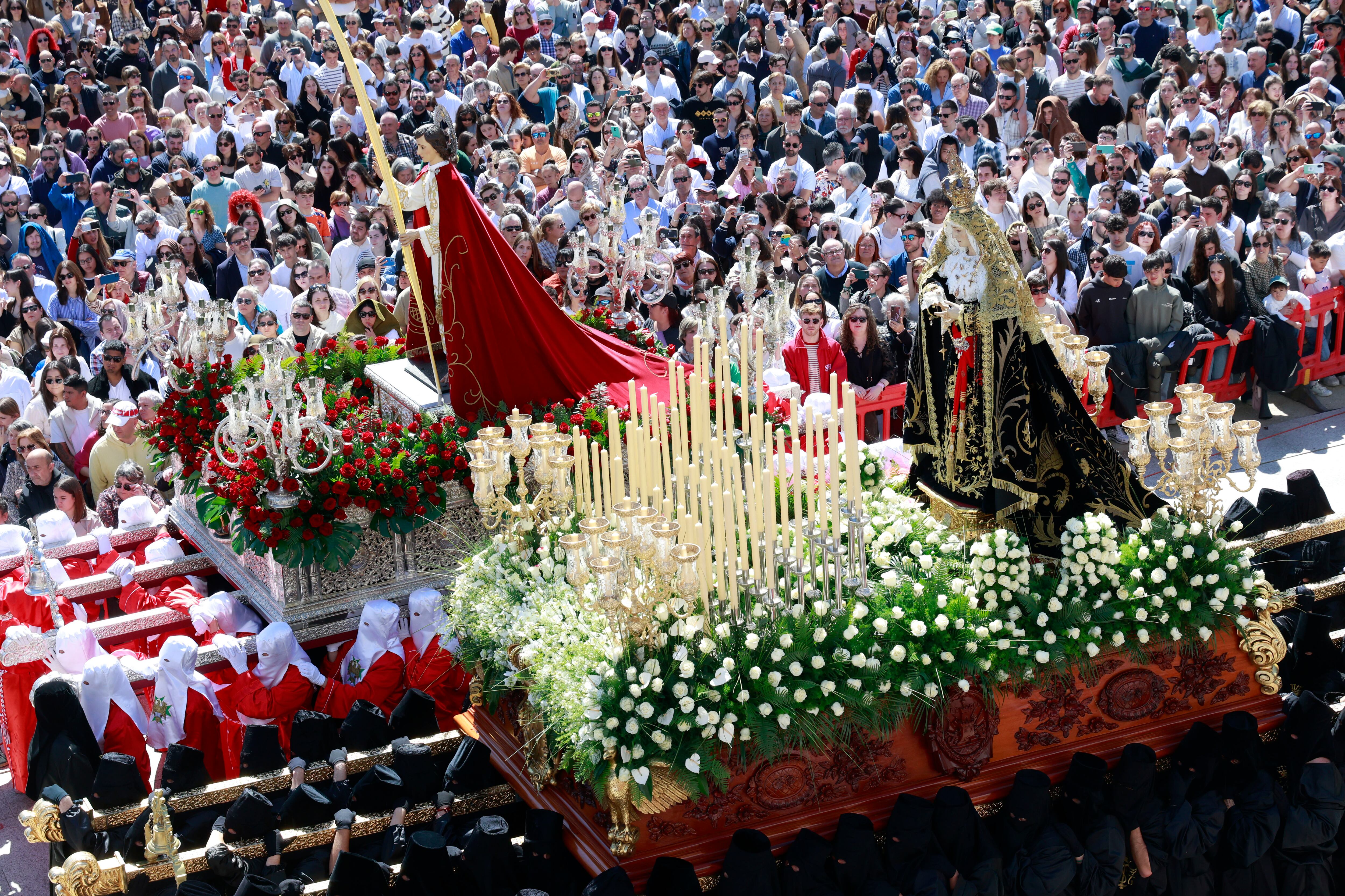 Procesión del Santo Encuentro, celebrada este viernes en la plaza de Armas de Ferrol (foto: Kiko Delgado / EFE)