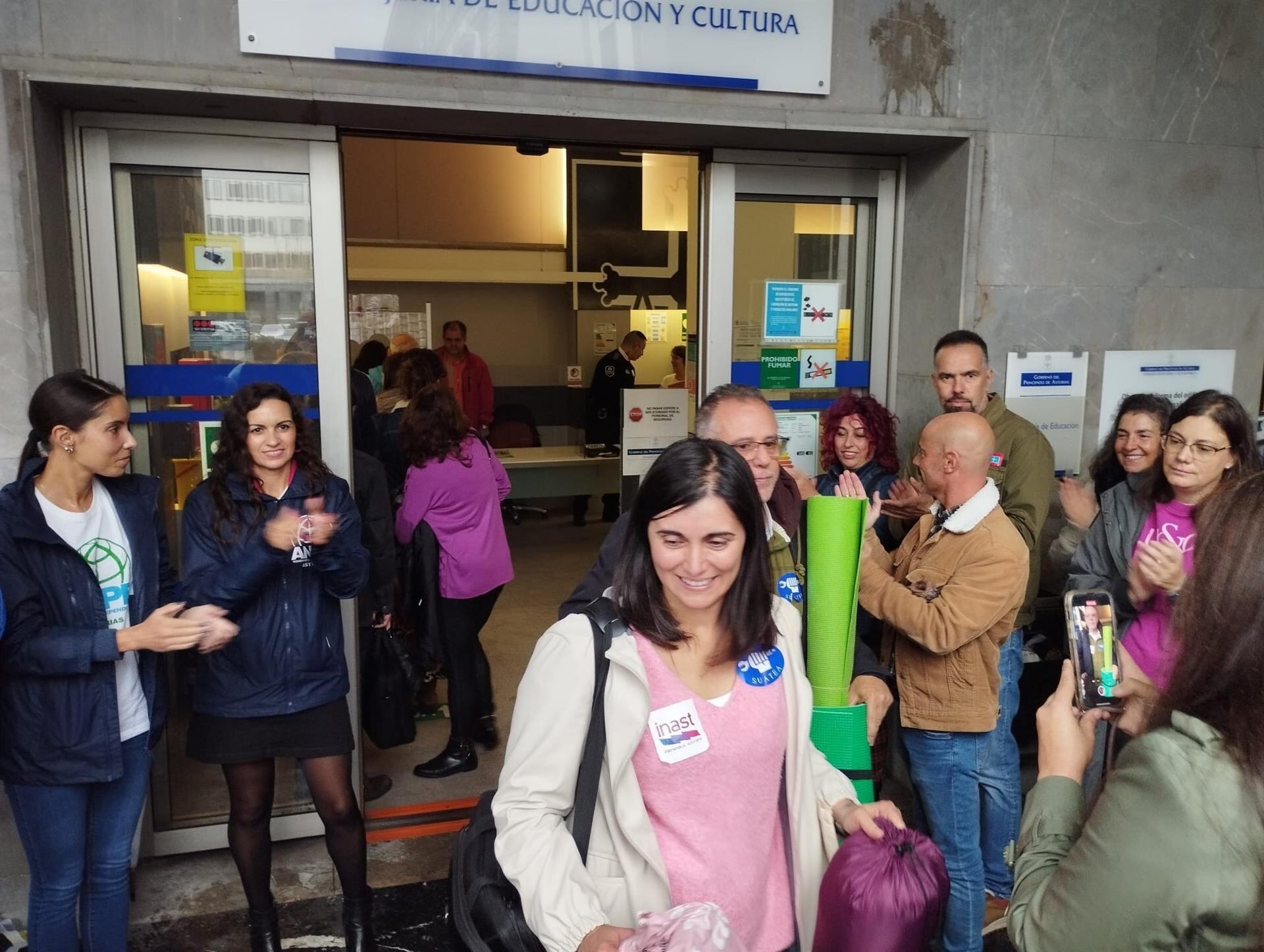 Los encerrados han abandonado la protesta entre los aplausos de sus compañeros.