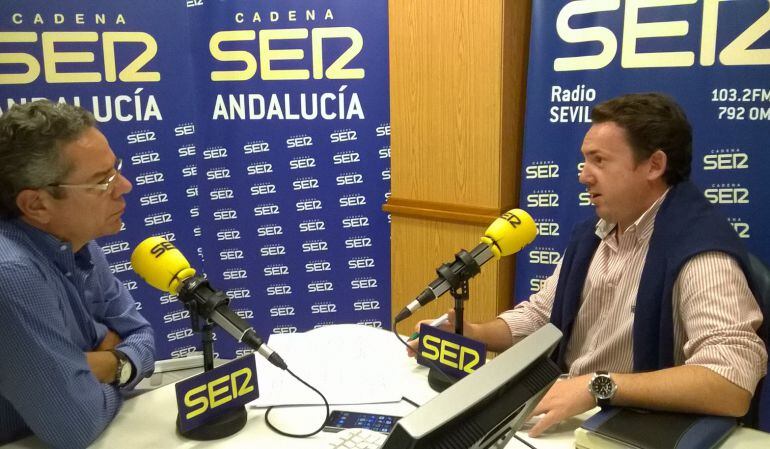 Salomón Hachuel, a la izquierda de la imagen, entrevista a Antonio Guerrero, secretario del Colegio Profesional de Podólogos de Andalucía