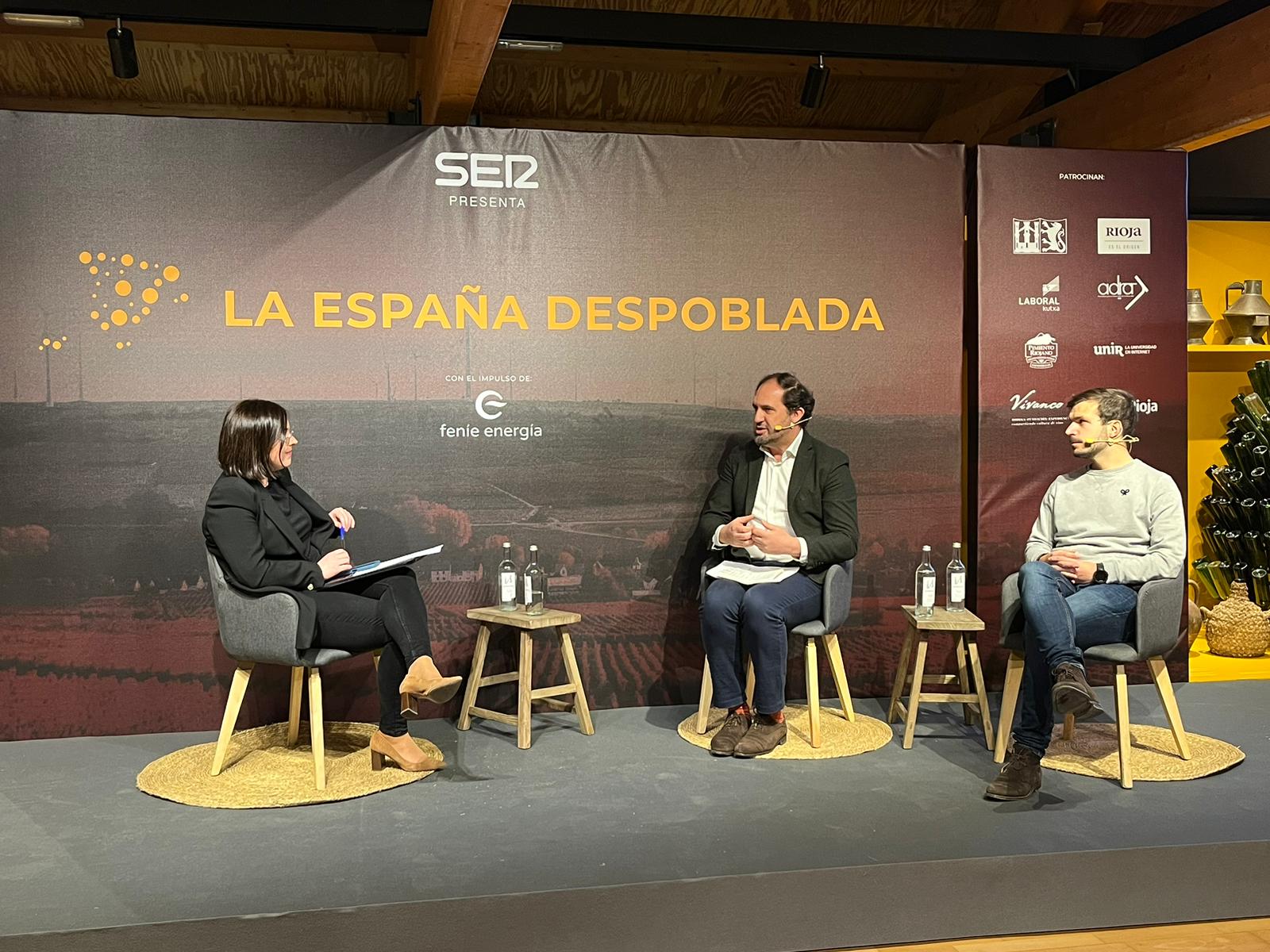 Javier Caldito y Pablo Gómez, con Estíbaliz Puy, en la &#039;España Despoblada&#039;.