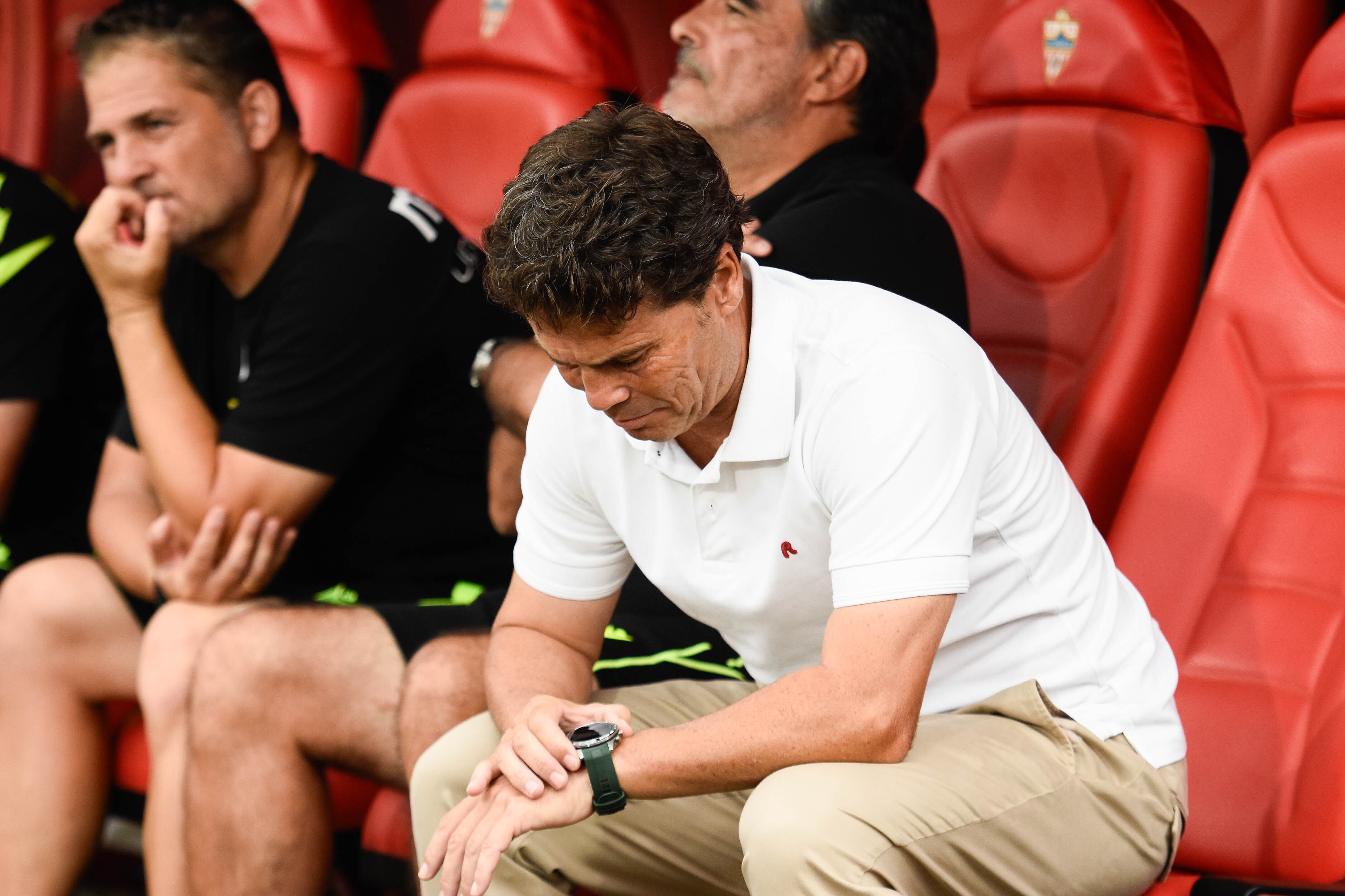 Rubi mira la hora en el banquillo del Estadio de los Juegos Mediterráneos.