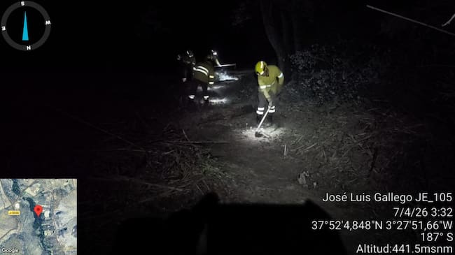 Efectivos trabajando en un incendio en el término municipal de Jimena (Jaén).