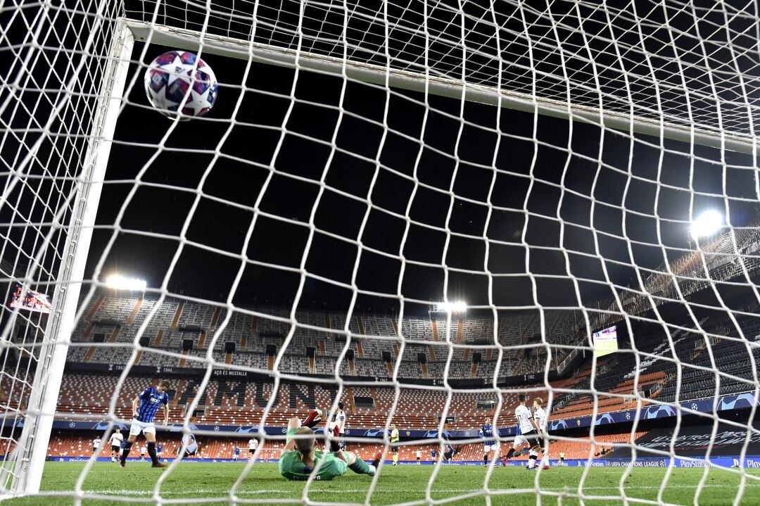 VALENCIA, SPAIN - MARCH 10: Josip Ilicic of Atalanta scores his sides third goal past Jasper Cillessen of Valencia  during the UEFA Champions League round of 16 second leg match between Valencia CF and Atalanta at Estadio Mestalla on March 10, 2020 in Valencia, Spain. (Photo by UEFA Pool, Getty Images)