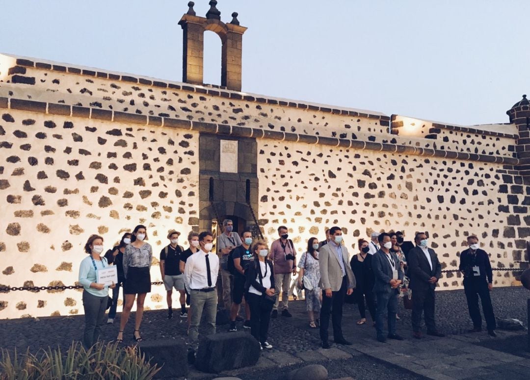 Autoridades insulares y miembros de la delegación de la OMT en la puerta del MIAC Castillo de San José.