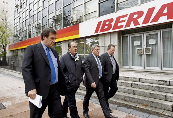 El secretario federal del sector aéreo de UGT, Francisco Rodríguez (2i), acompañado de los representantes de los sindicatos que integran el Consejo Económico y Social (CES), UGT, CCOO y los pilotos del Sepla, a su llegada a la reunión en la sede de la aer