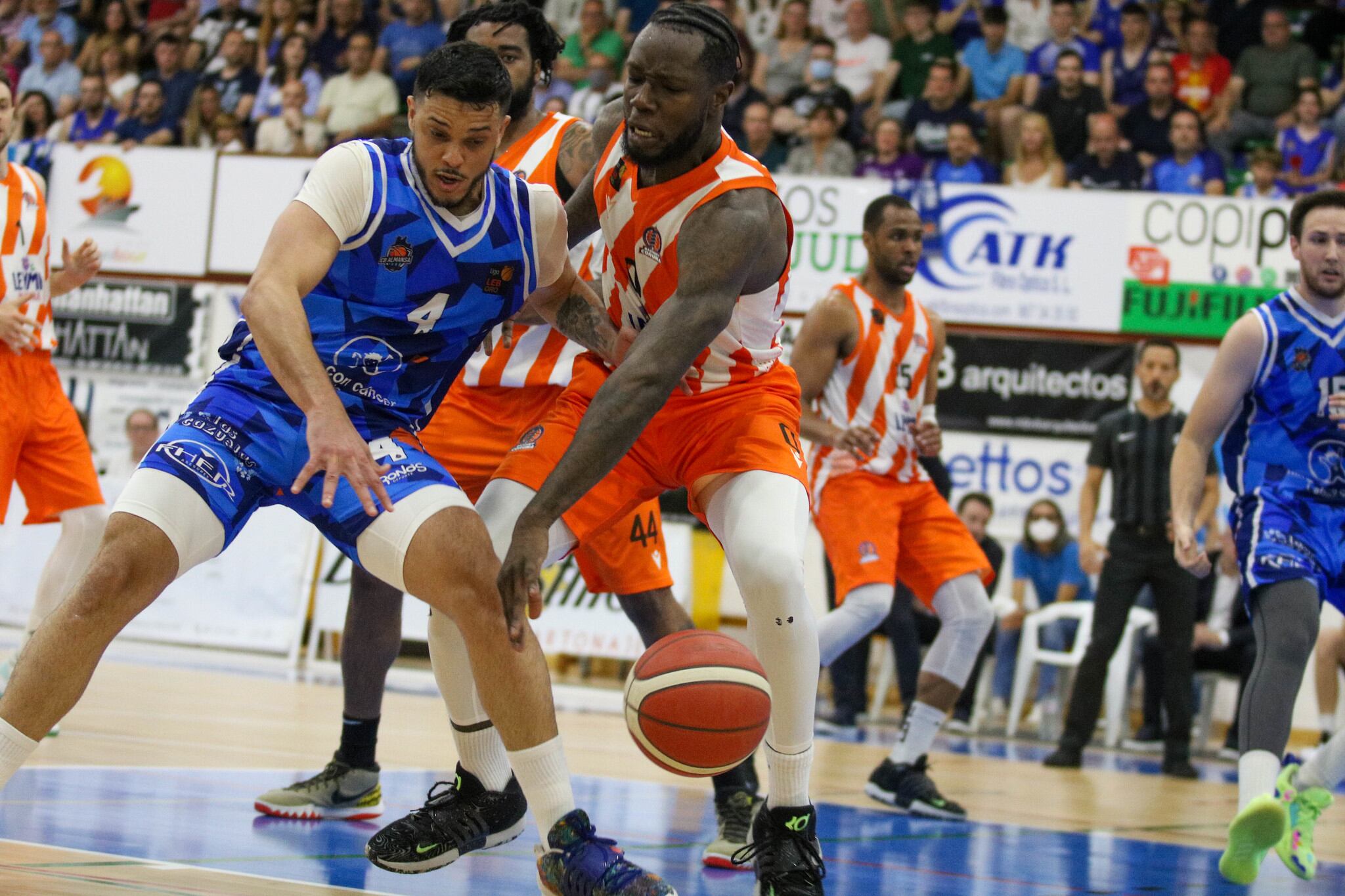 Un momento del partido entre Almansa y Básquet Coruña