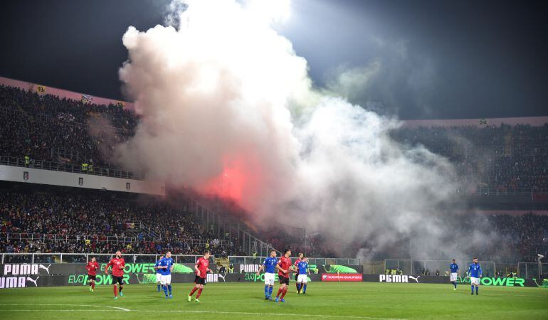 La humareda causada por las bengalas en el Italia - Albania.