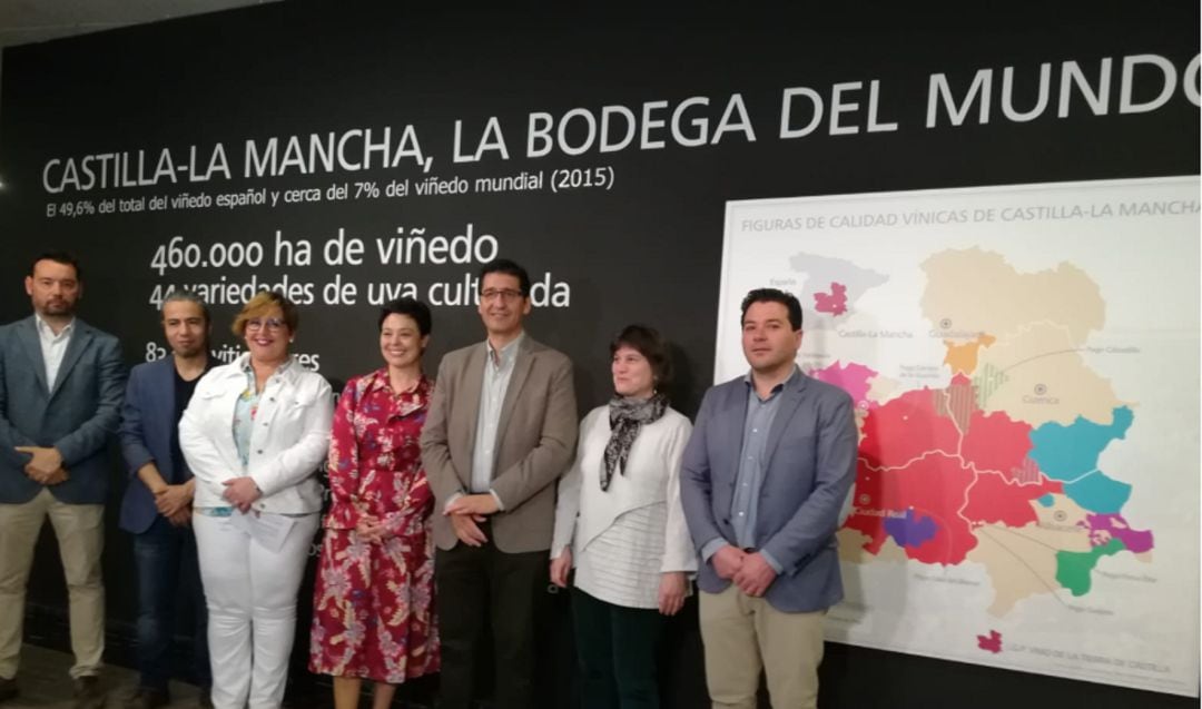 Jose Manuel Caballero, presidente de Fenavin y de la Diputación, junto a Pilar Zamora, alcaldesa y Carmen Teresa Olmedo, entre otras autoridades, en la visita a la exposición Vinum vita est del Museo Provincial