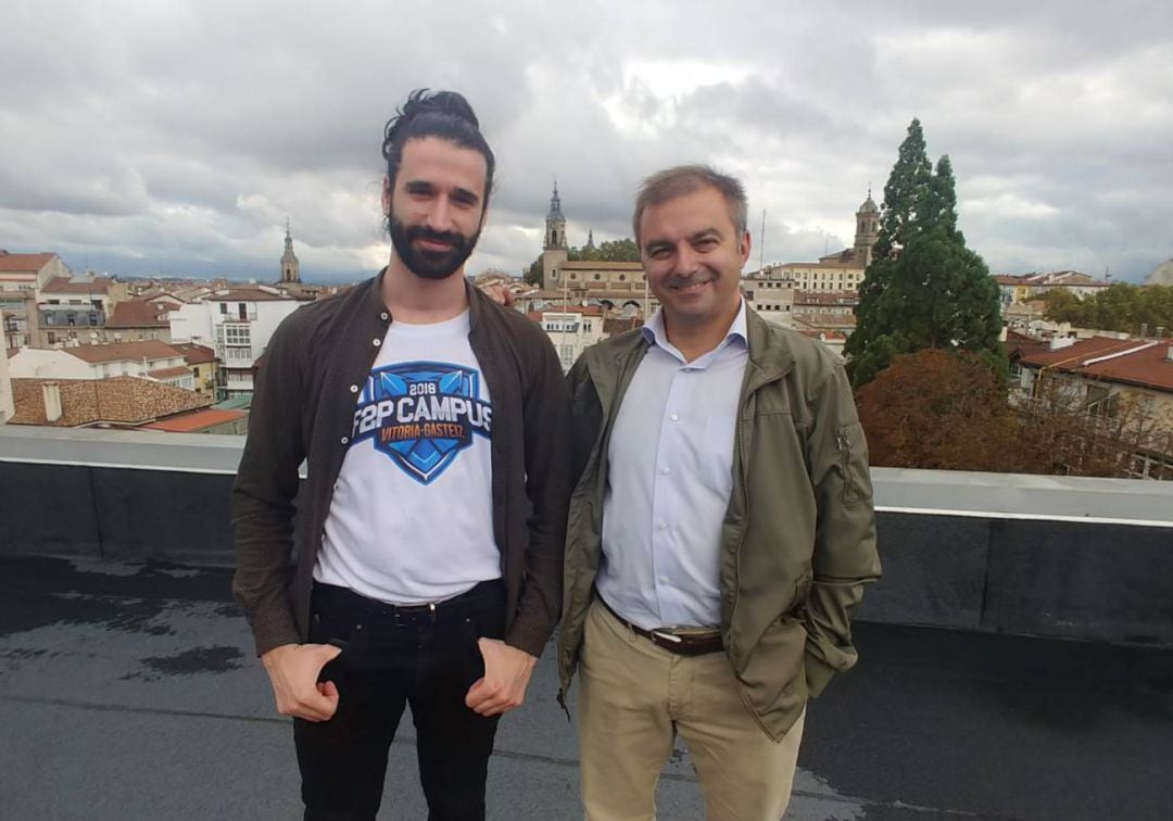 Álex Camarero y David Montero en los estudios de SER Vitoria.