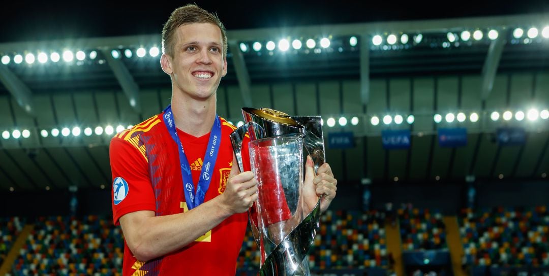 Dani Olmo posa con la copa de campeón de Europa del torneo Sub 21 de este verano