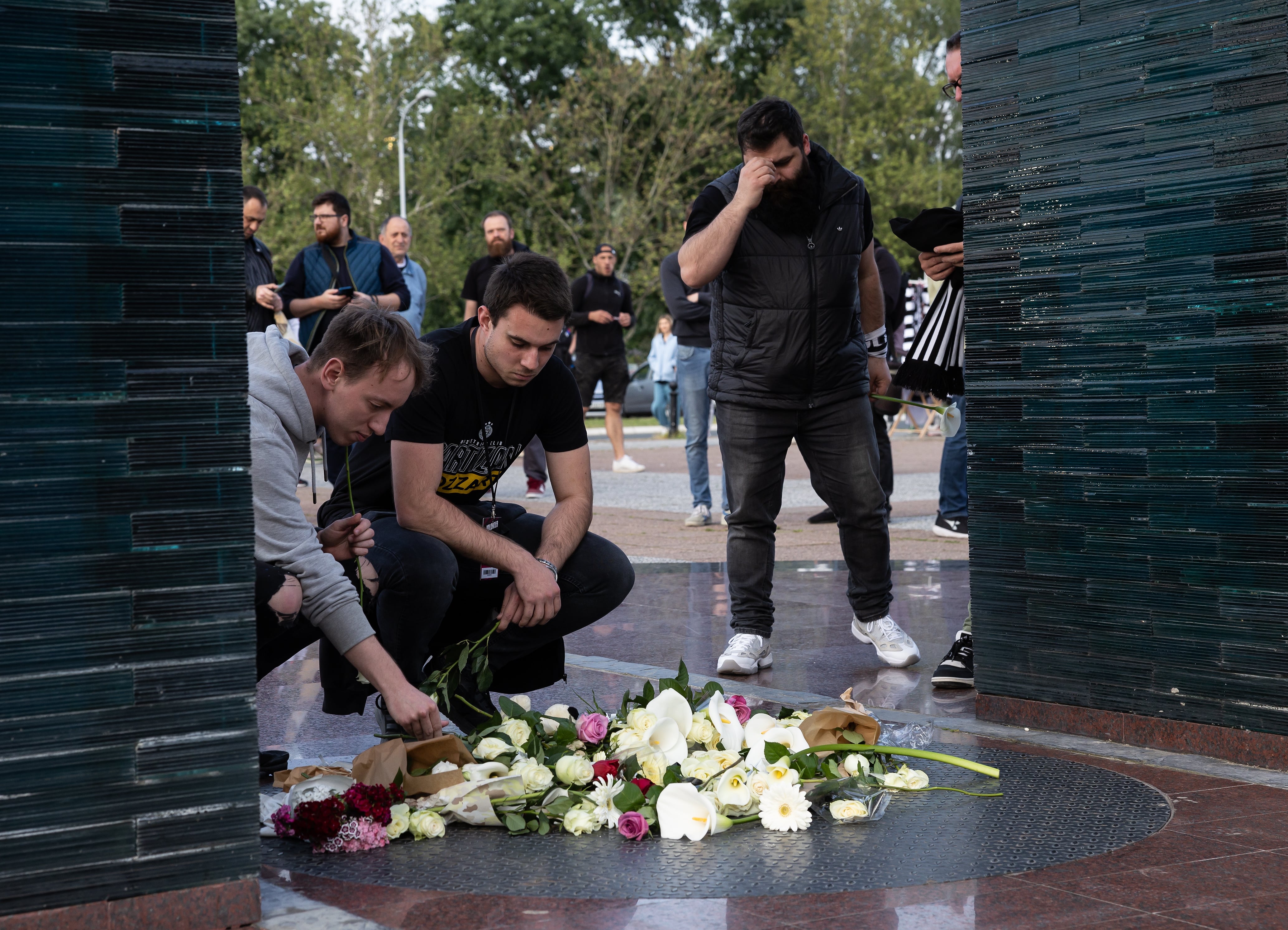 Aficionados del Partizan depositan flores en la entrada del Stark Arena. (Srdjan Stevanovic/Euroleague Basketball via Getty Images)