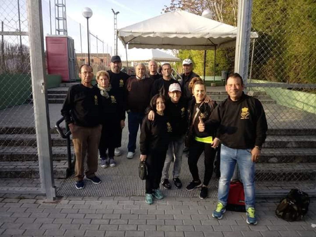 Algunos de los participantes del Club de Petanca Puerta de Mágina, en la jornada de Peal de Becerro