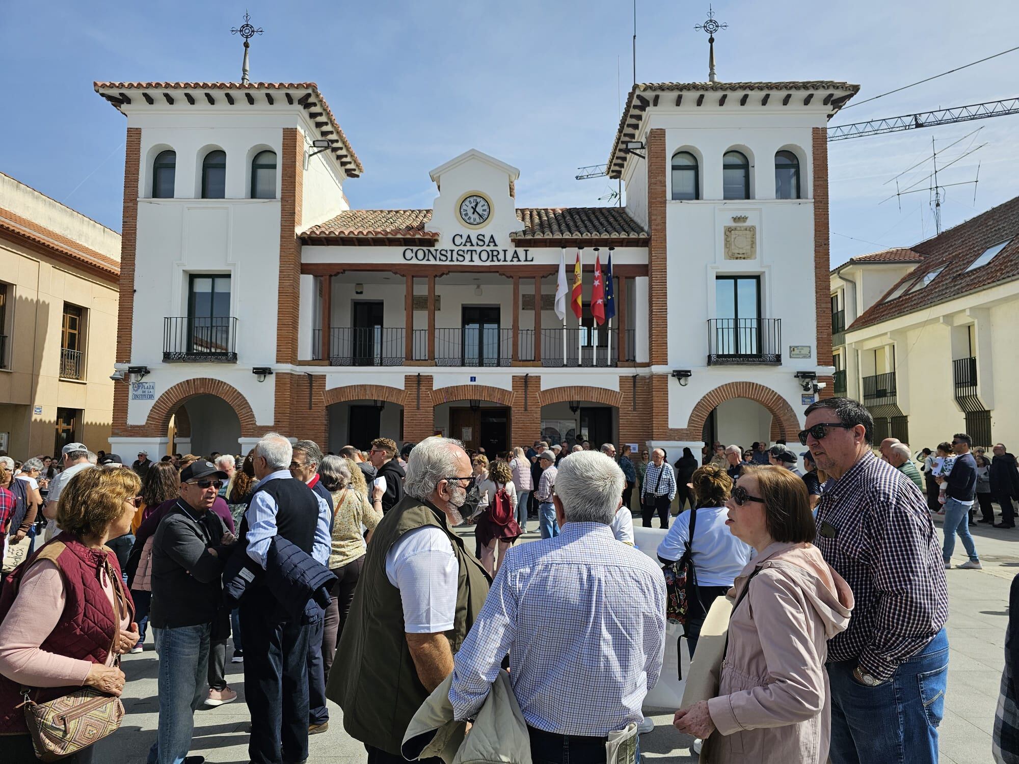 La concentración por la sanidad pública de Pinto se ha producido justo antes del inicio del Pleno en el Ayuntamiento