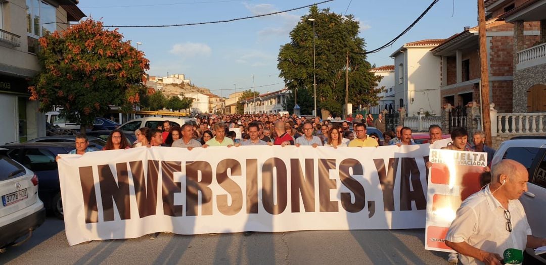 Manifestación por las calles de Benamaurel