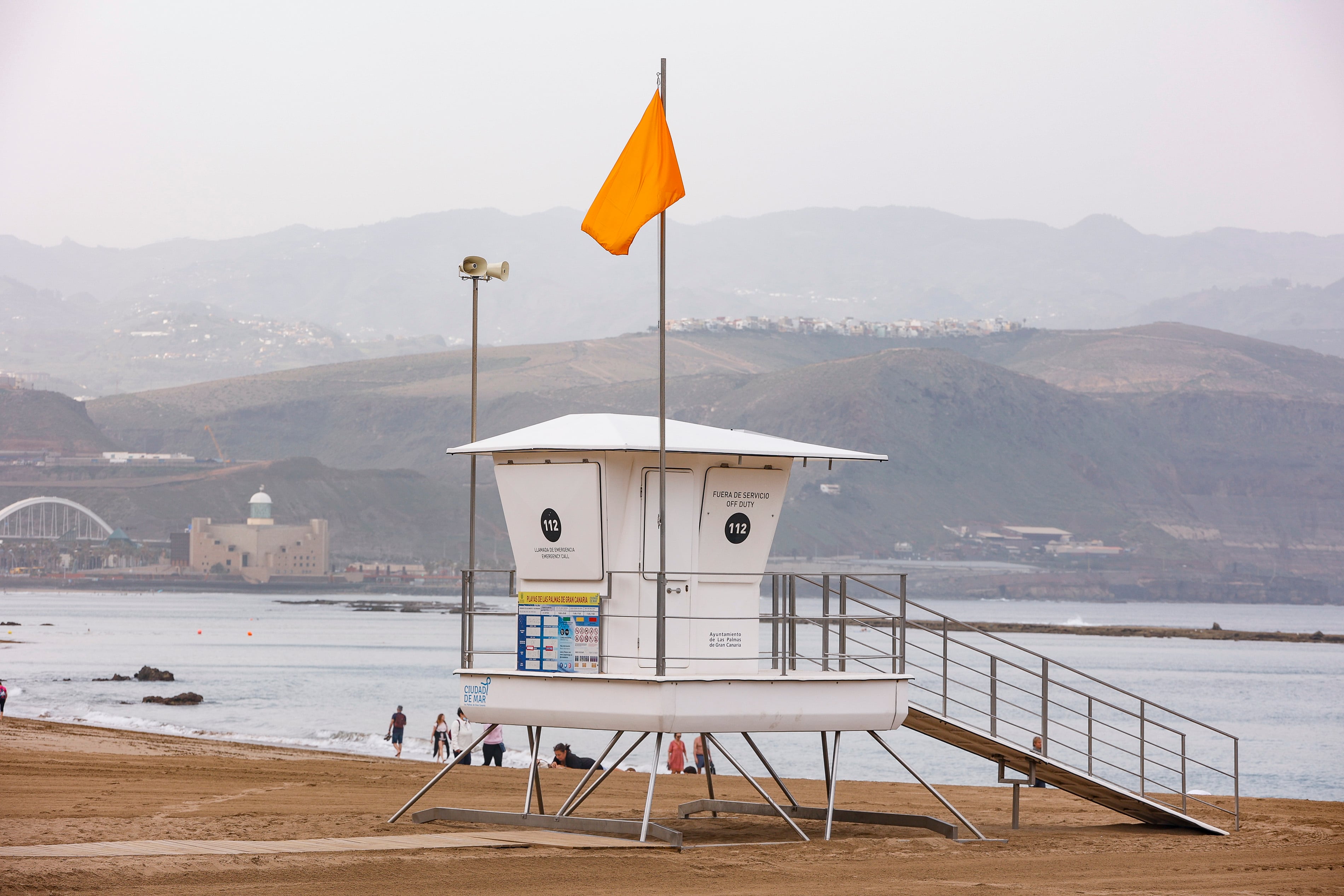 Bandera naranja en la playa de las Canteras