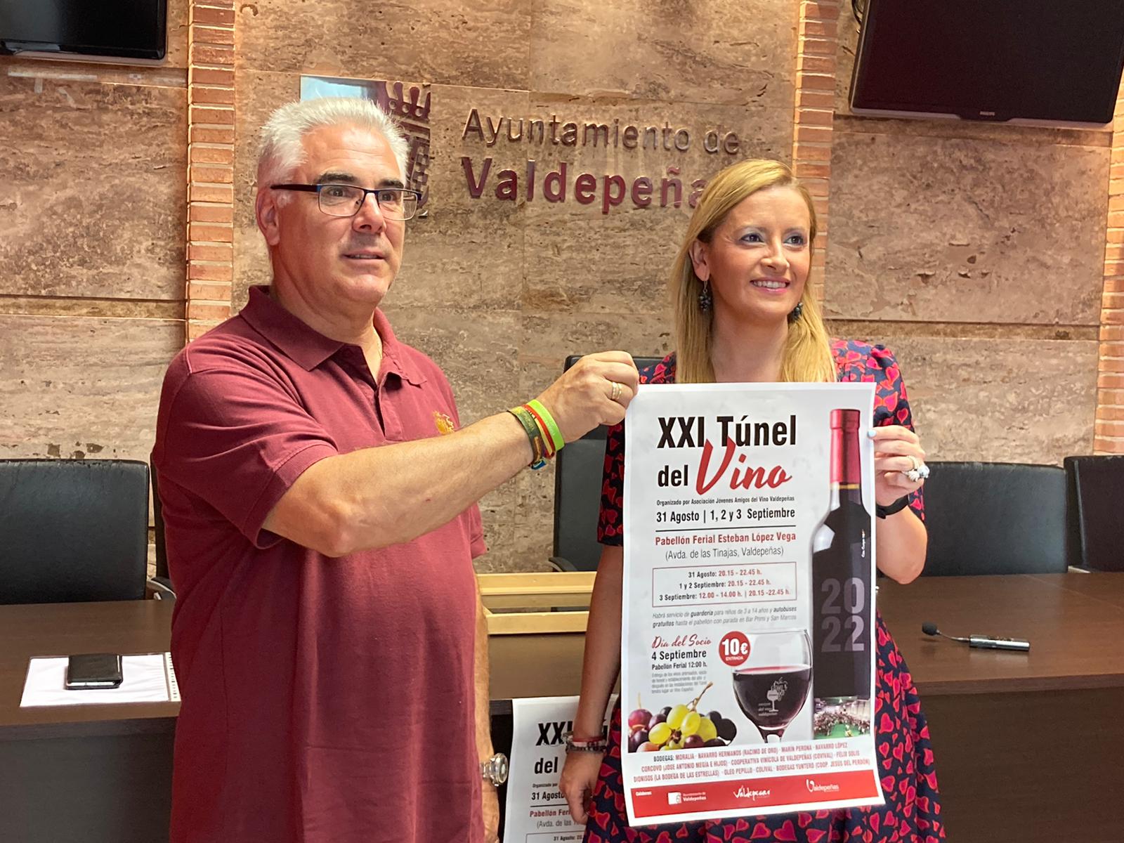 Vanessa Irla, teniente de alcalde de Cultura de Valdepeñas, y Felipe Rojo, presidente de la Asociación Jóvenes Amigos del Vino, durante la presentación del XXI Túnel del Vino