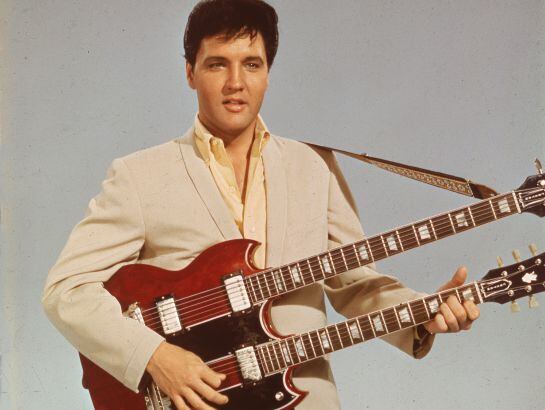 Elvis Presley tocando la guitarra