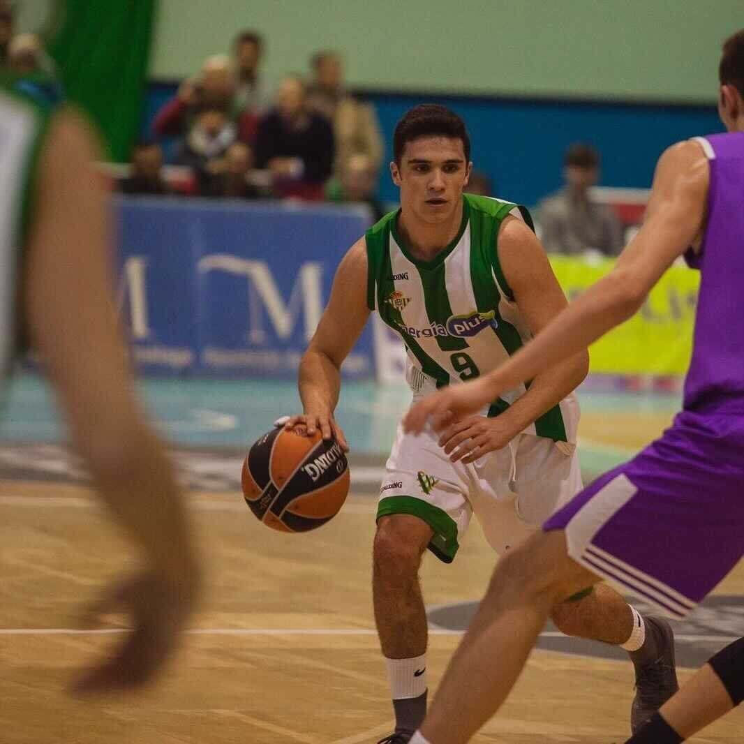 Cayetano Abreu, nuevo jugador del SKA Logistik CB Andújar, en una acción con el Real Betis, uno de sus anteriores clubes.