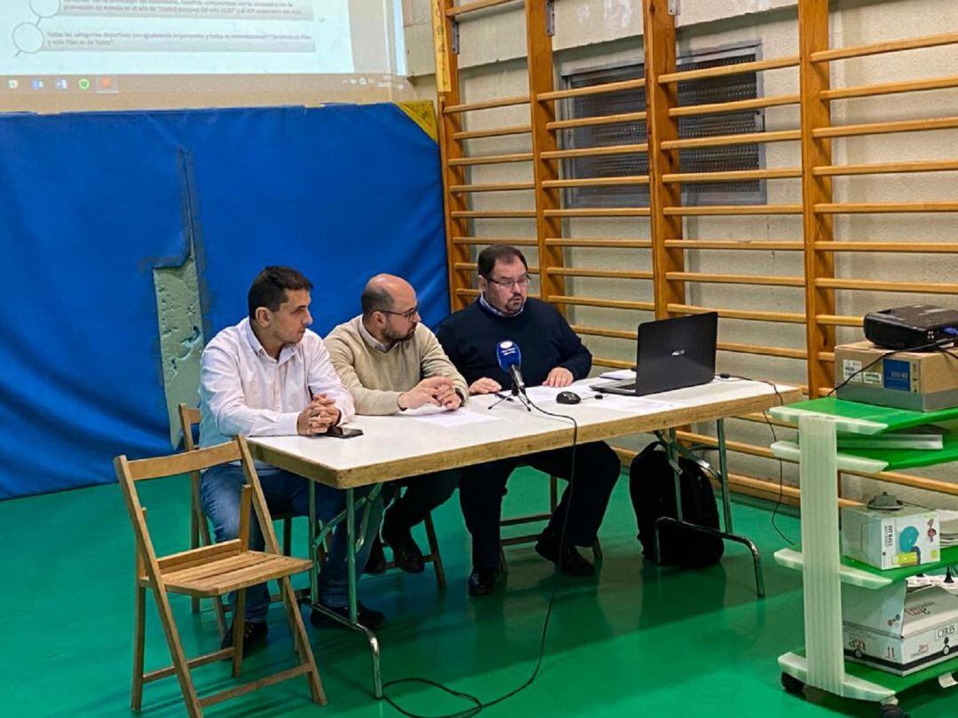 El presidente, Eusebio Martín (d) junto al tesorero, Sergio Martín, y Juan Pablo Berdón, responsable de comunicación durante la asamblea.