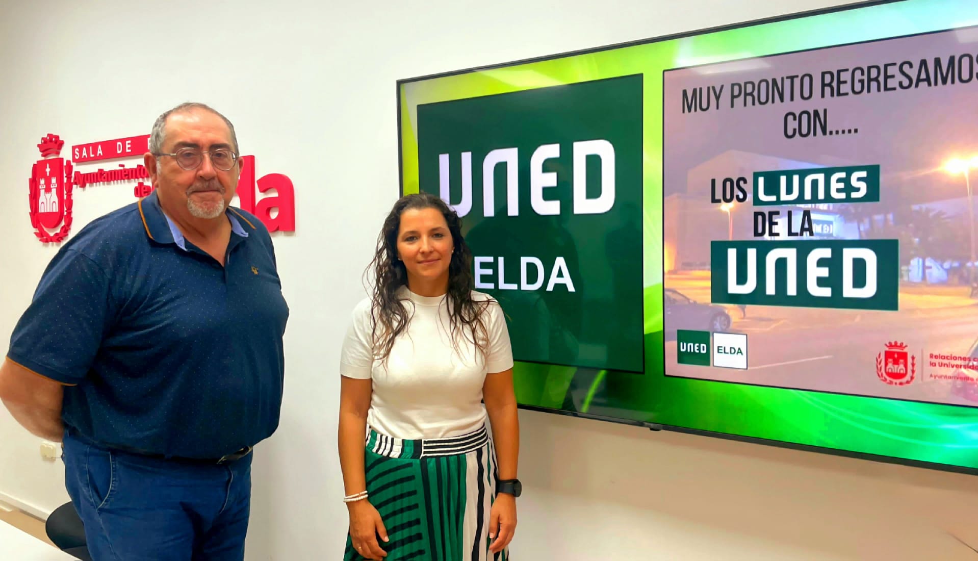 Jº Manuel Guardia, coordinador de la UNED en Elda, y Elizabeth Belda, concejala de Relaciones con la Universidad.