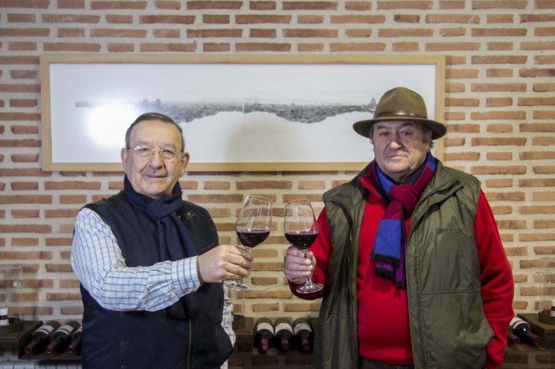 Jesús Tudanca (izq) y Julián Sardina (dcha) brindan con uno de sus vinos