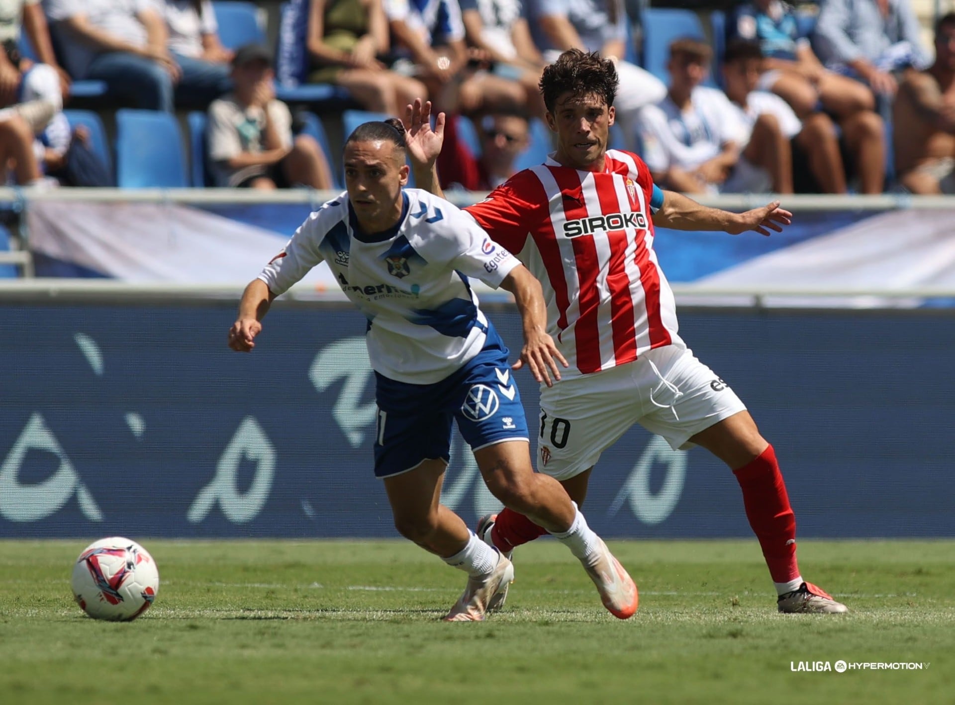 Luismi Cruz en un lance del partido con el Sporting.