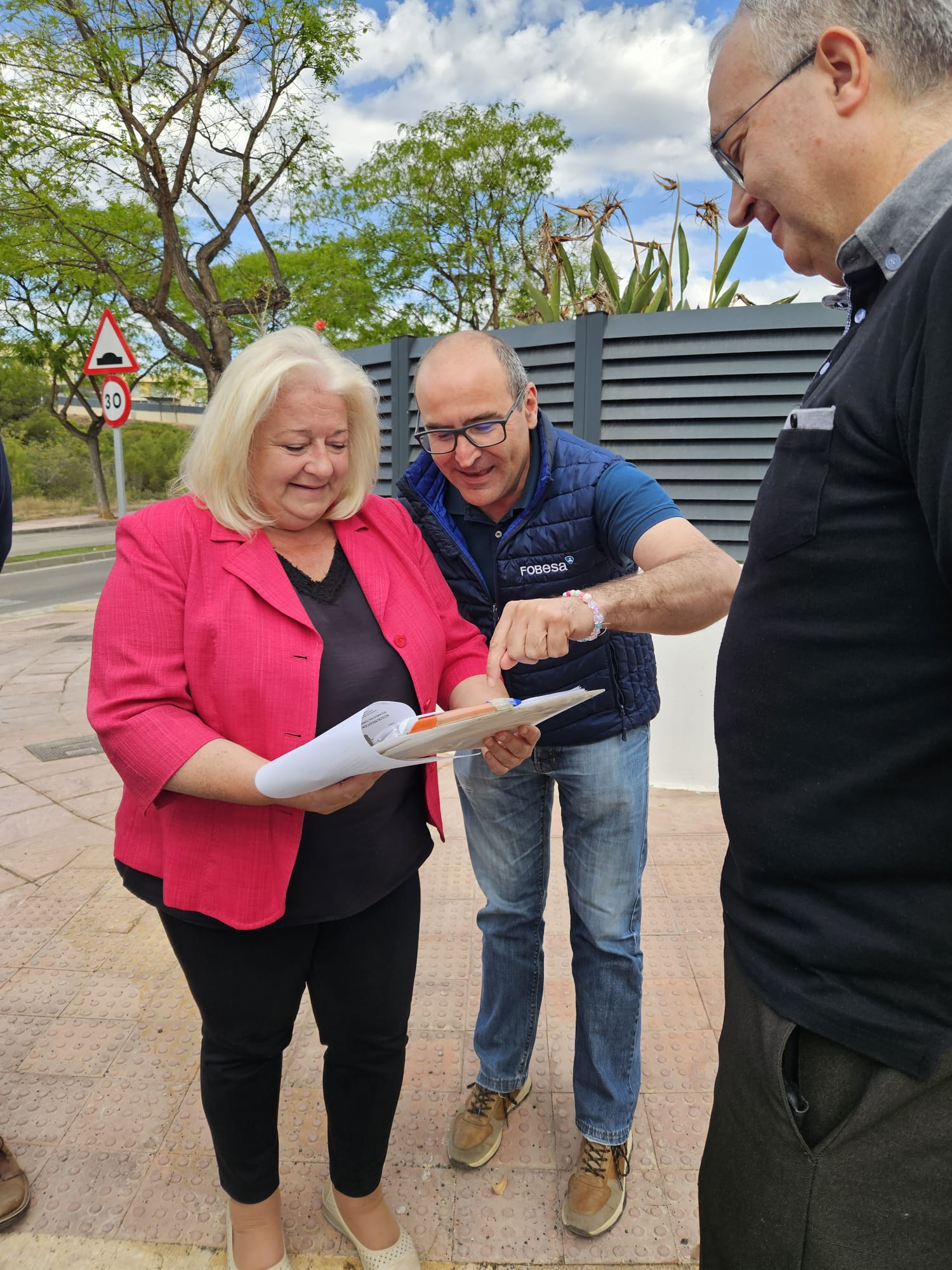 La alcaldesa, Araceli De Moya, en la urbanización de Torre Bellver.