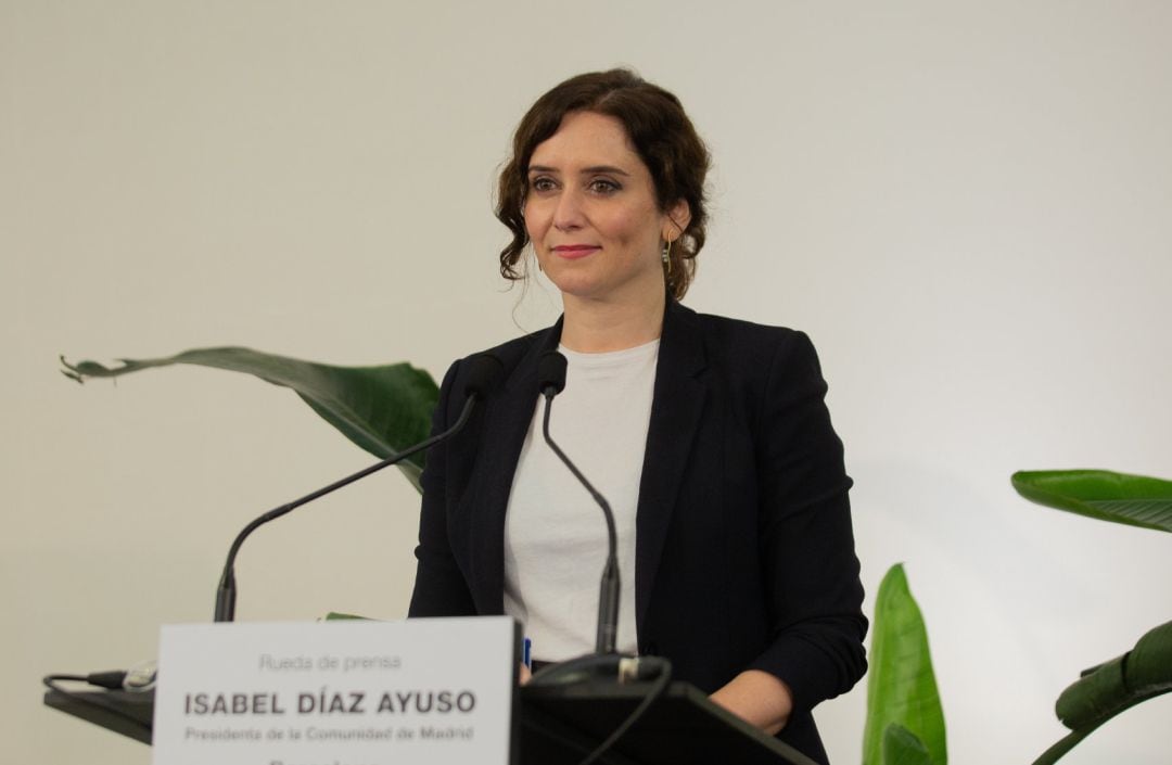 La presidenta de la Comunidad de Madrid, Isabel Díaz Ayuso, interviene en una rueda de prensa convocada en Barcelona, Catalunya, (España).