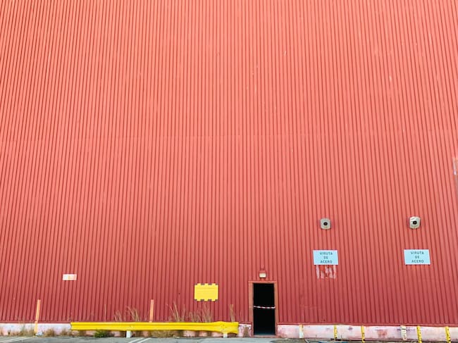 Fachada de una de las naves de Delphi Puerto Real, donde permanecen intactos algunos carteles
